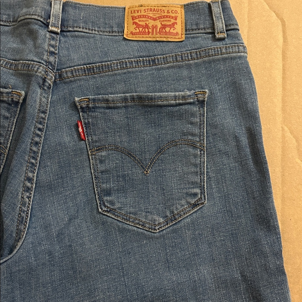 Levi’s Bermuda Shorts - Picture 3 of 14